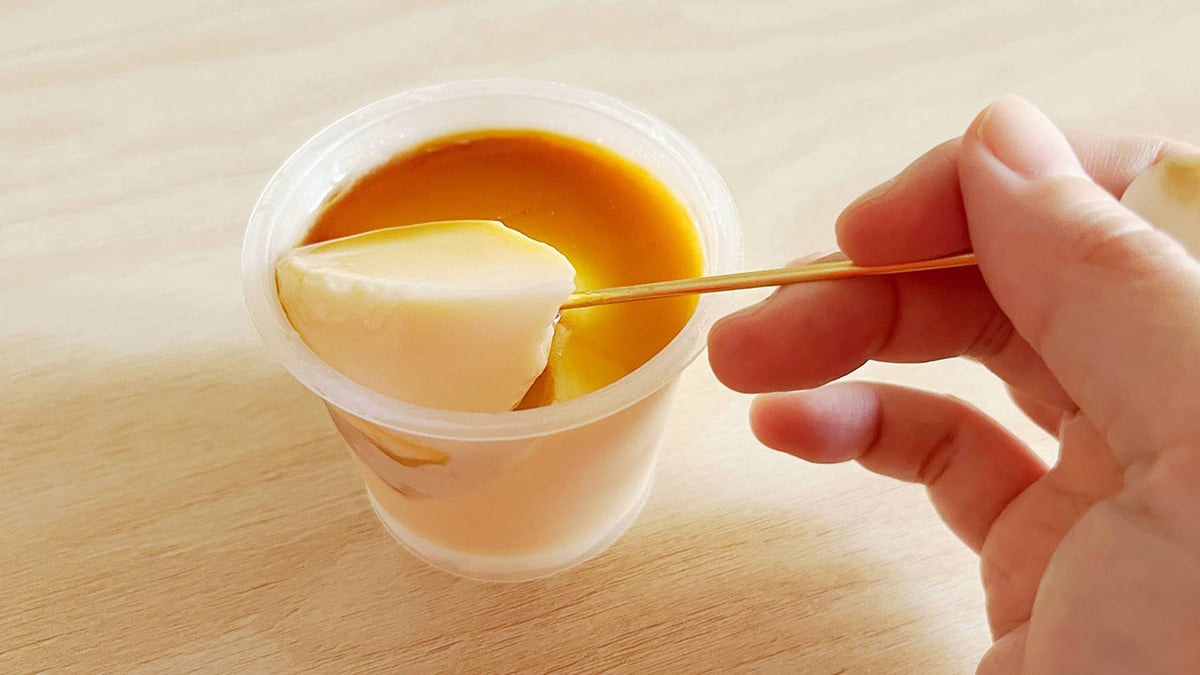 Pudim de dois sabores em copo com calda de caramelo