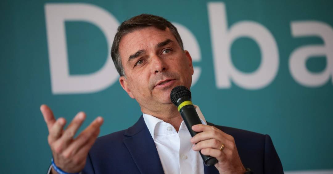 Flávio Bolsonaro em encontro com representantes do corpo diplomático internacional