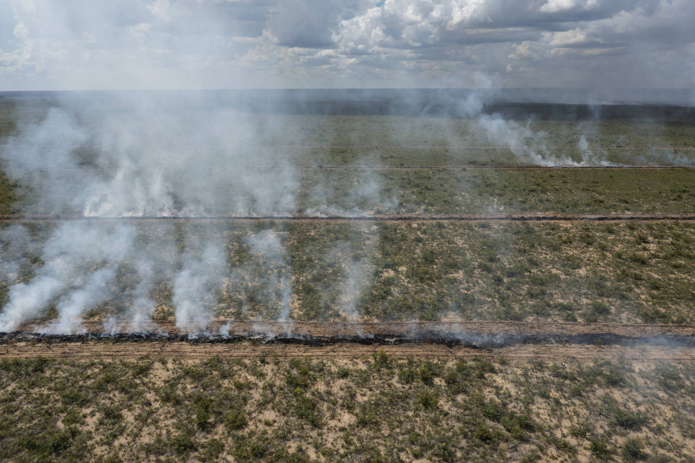 Vegetação desmatada do cerrado queimada em fazenda no oeste da Bahia