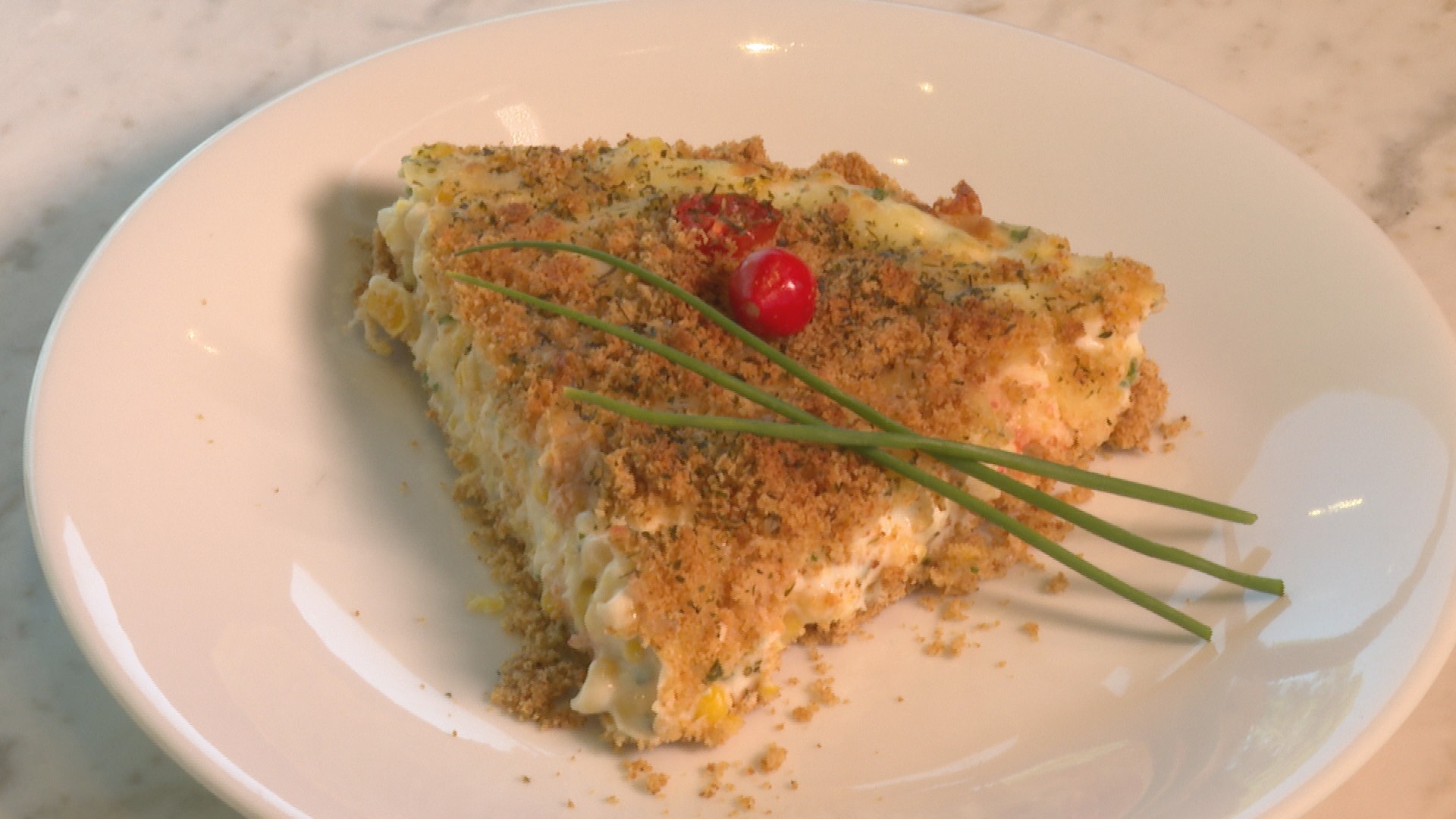 Quiche de milho com queijo, tomates-cereja e farinha de rosca