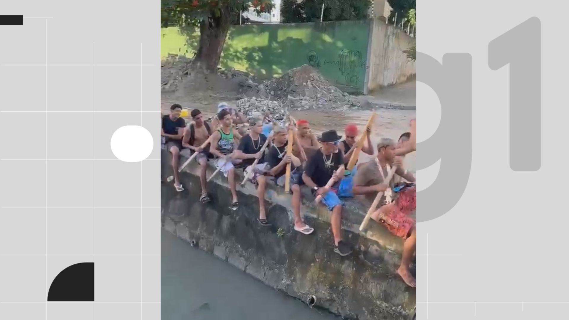 Grupo faz remada viking à margem de canal no Recife