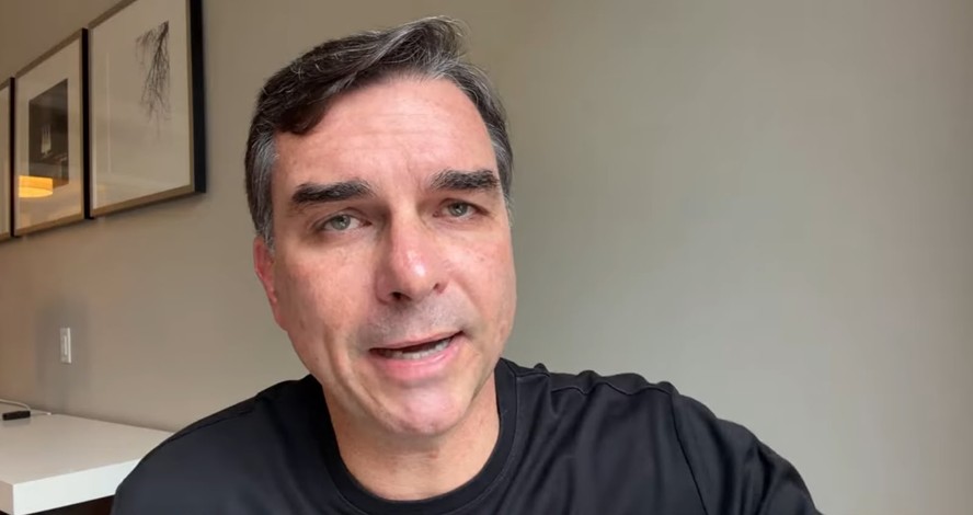 Flávio Bolsonaro em vídeo no YouTube