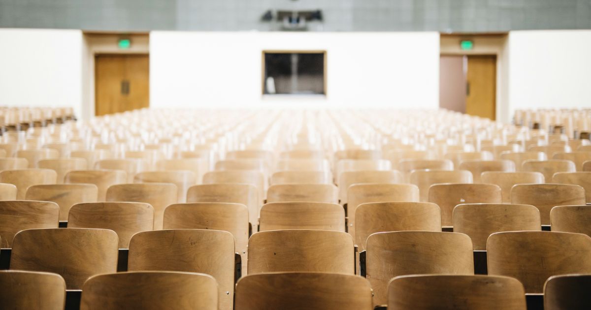 Estudantes em sala de aula
