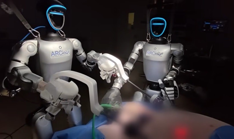 Robô humanoide em sala cirúrgica