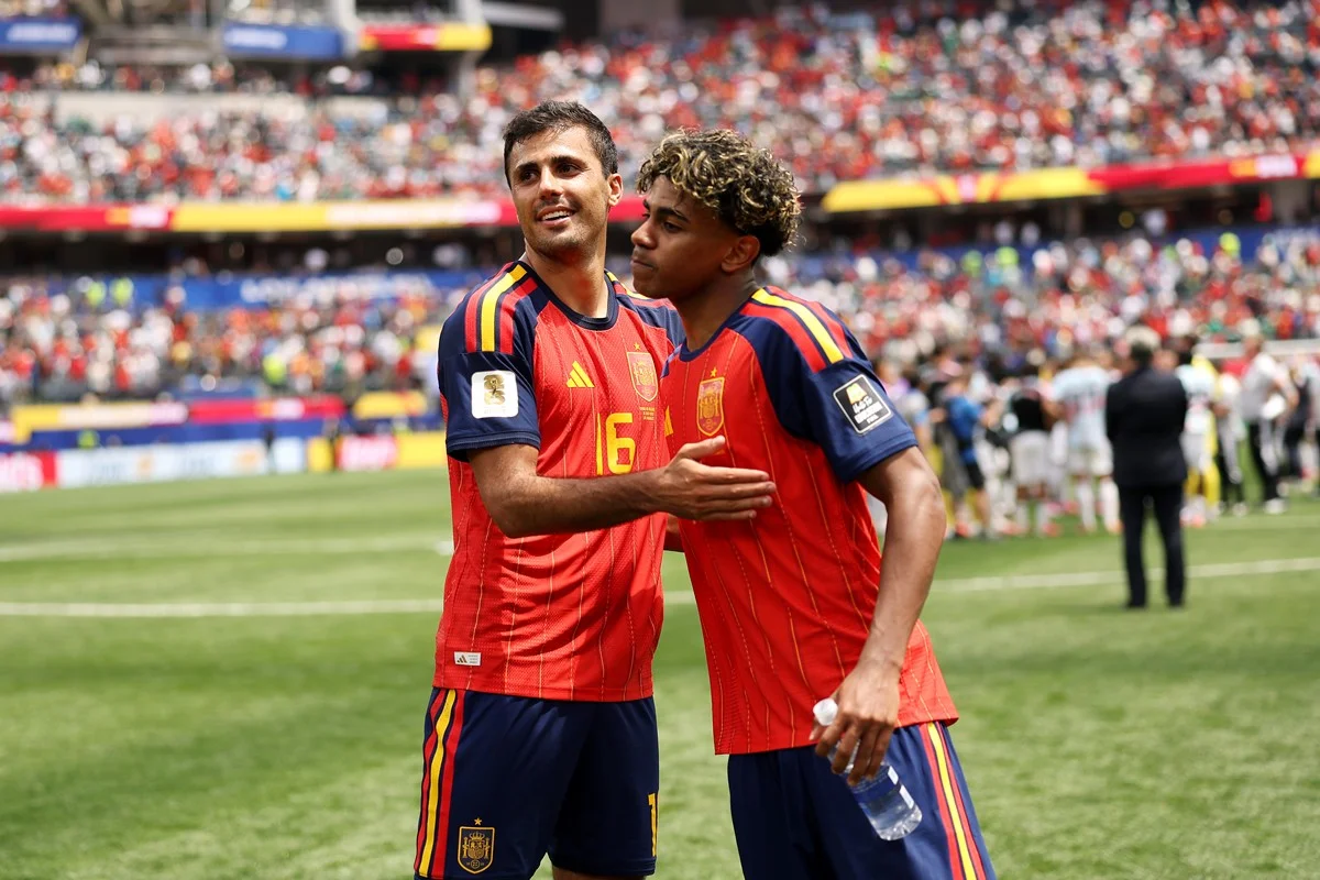 Lamine Yamal com a camisa da seleção da Espanha