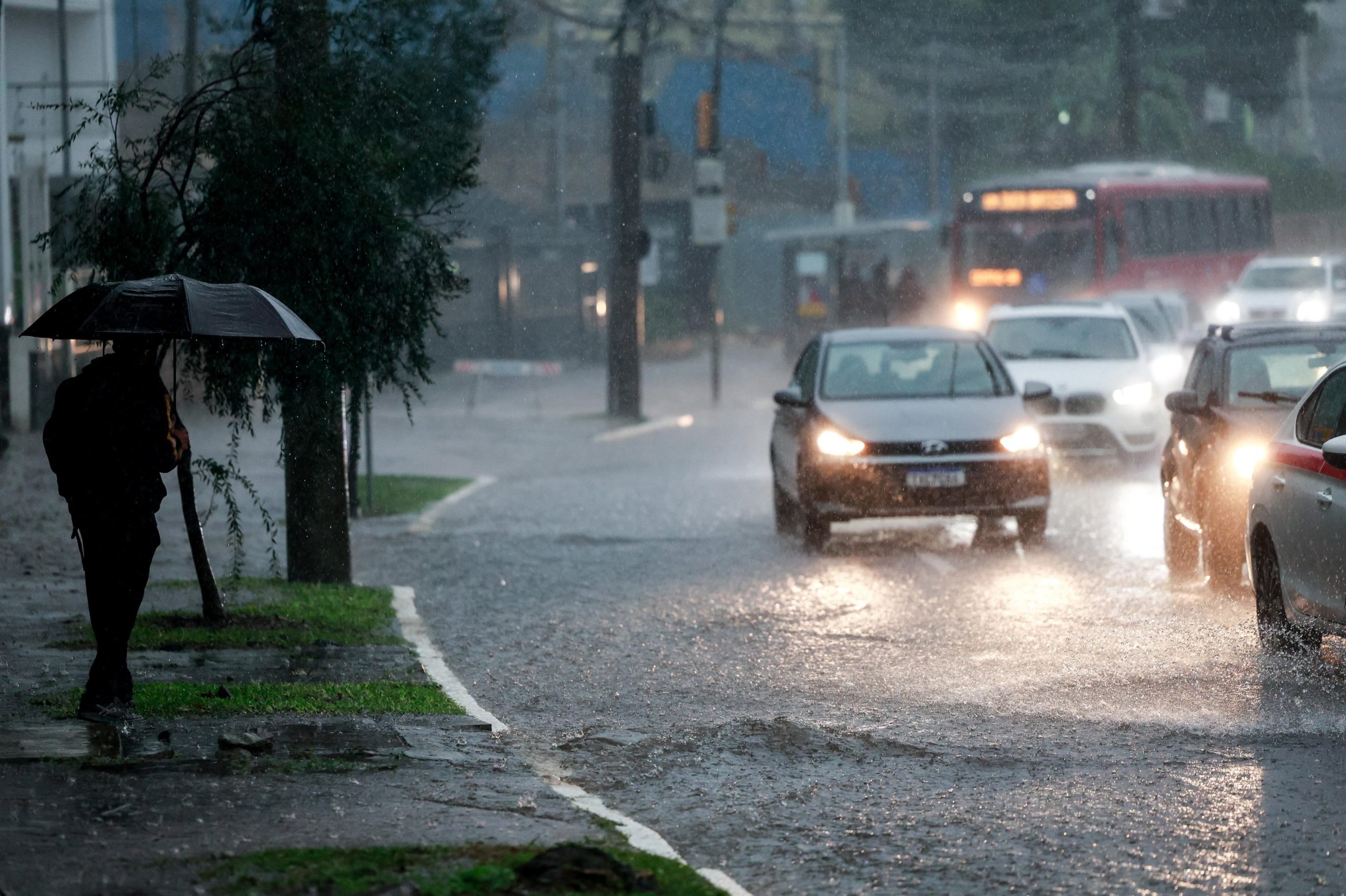 Chuva forte sob céu nublado no Rio Grande do Sul