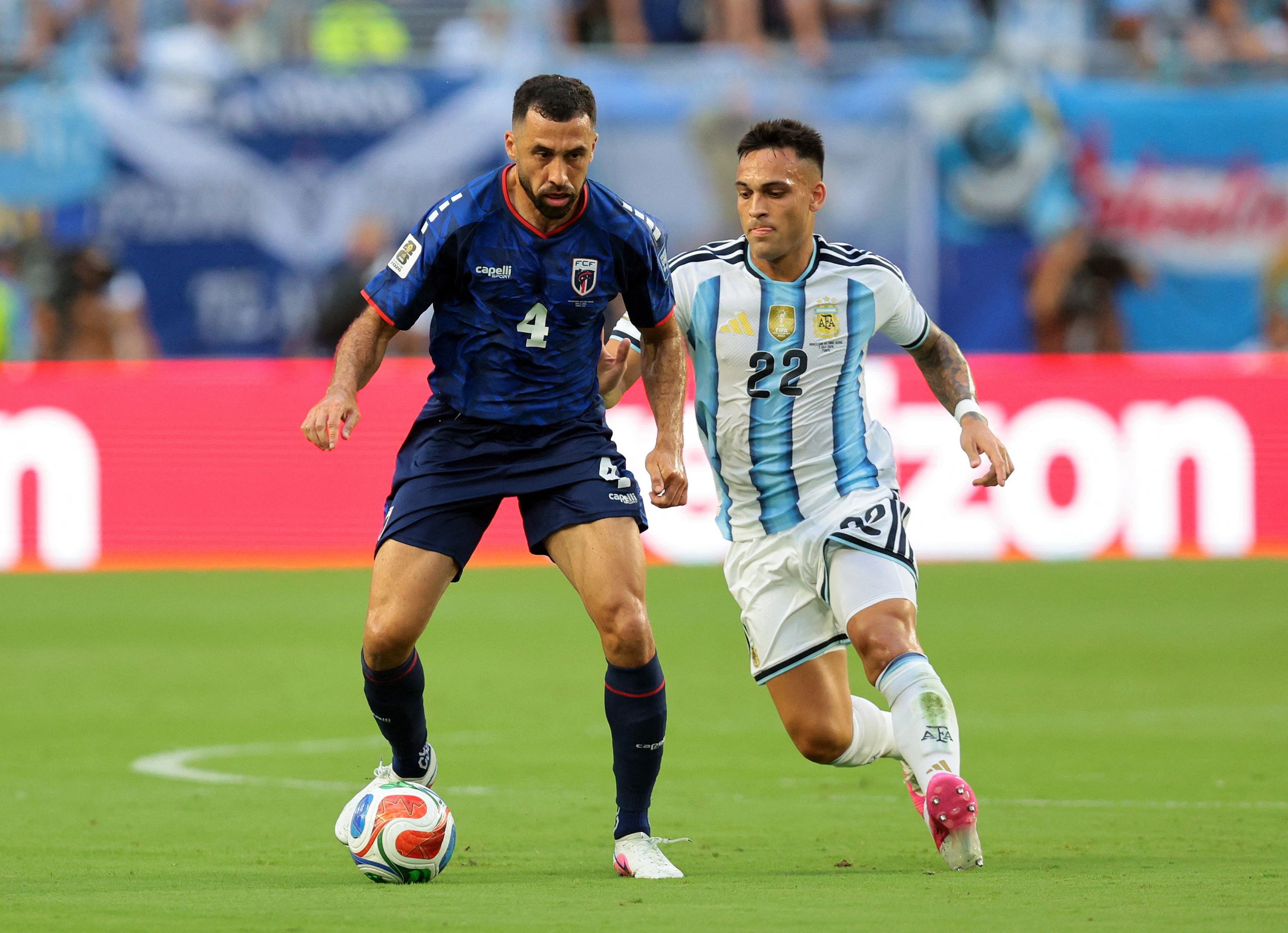 Pico Lopes disputa lance com Lautaro Martínez