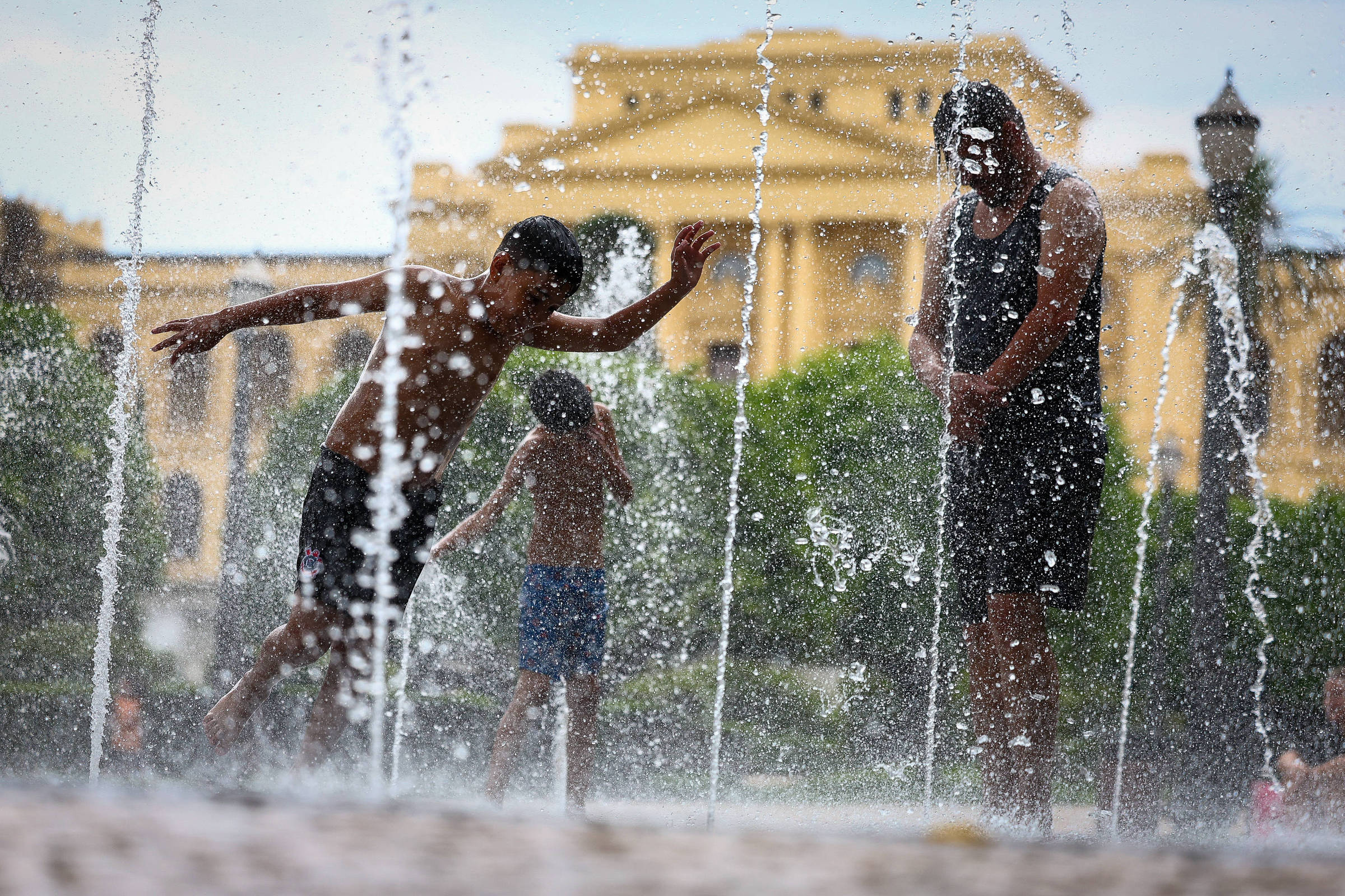 Crianças brincam em fonte próxima ao Museu do Ipiranga, em São Paulo
