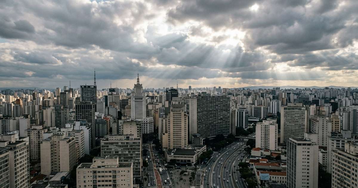 Céu nublado sobre área urbana