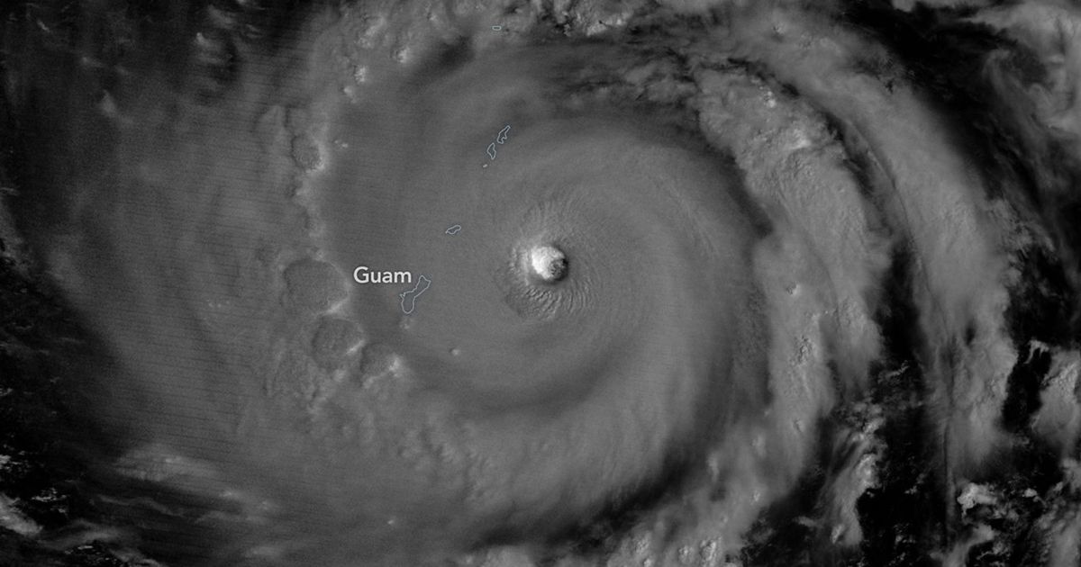 Olho do supertufão Bavi visto por satélite sobre o Oceano Pacífico
