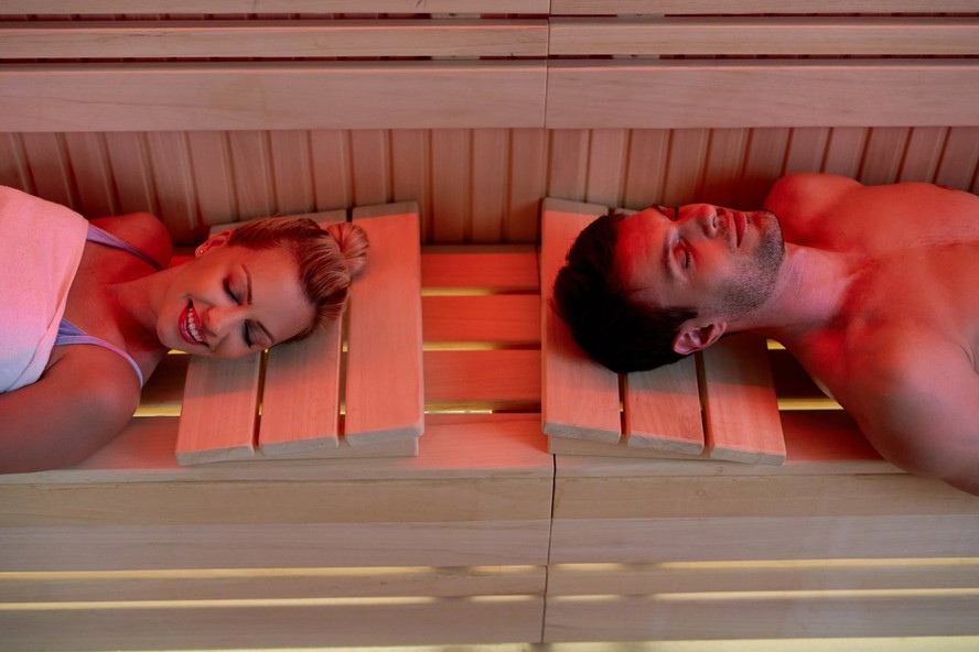 Pessoas relaxando em sauna