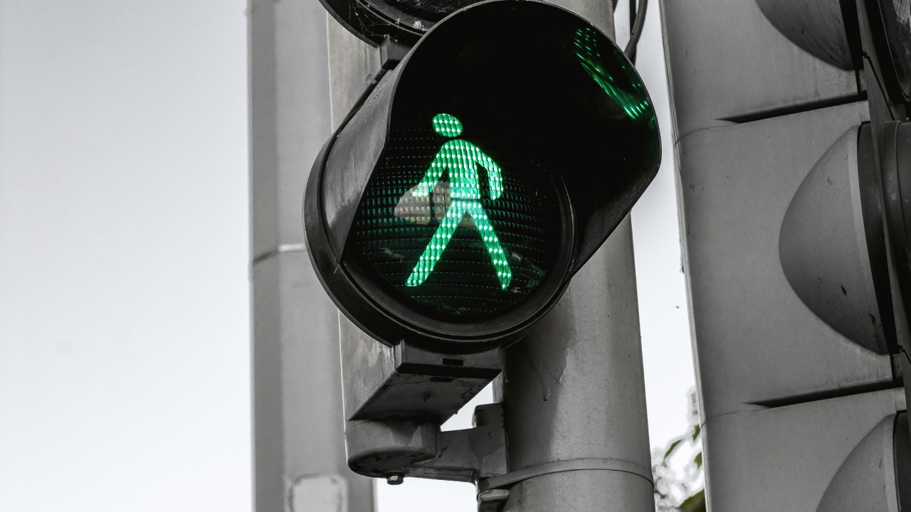 Semáforo em cruzamento urbano com faixa de pedestres