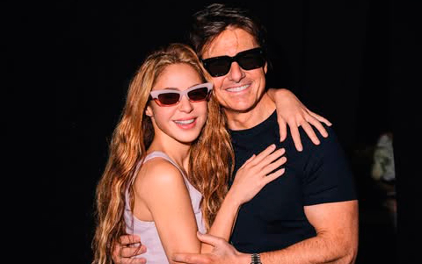 Shakira posa ao lado de Tom Cruise nos bastidores da final da Copa do Mundo 2026