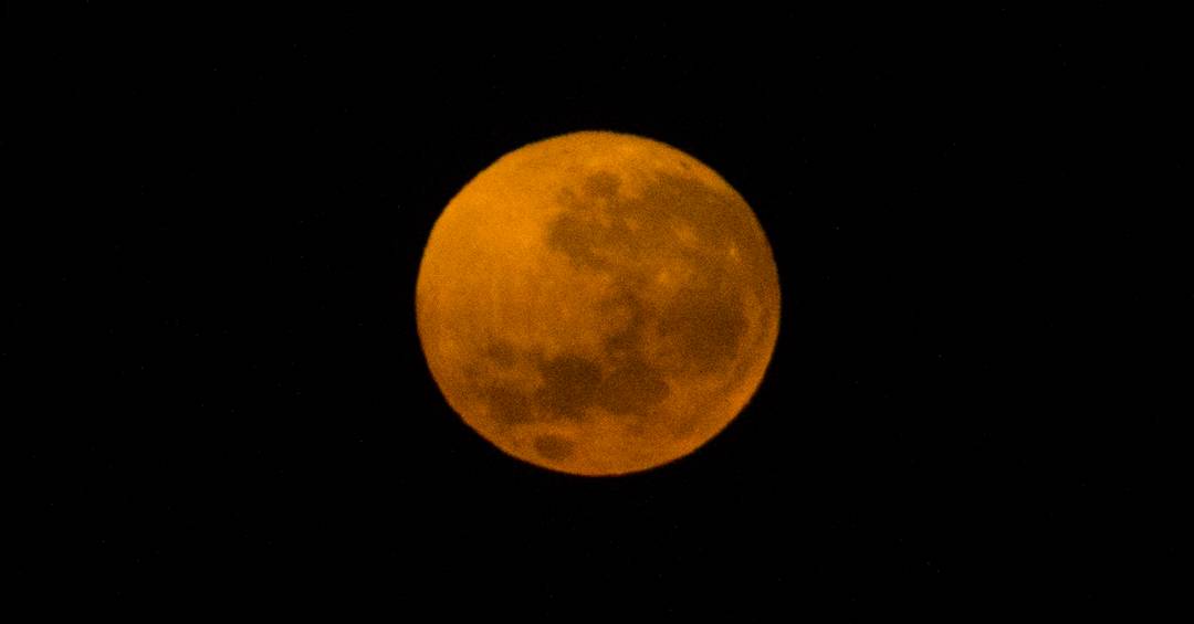 Lua cheia no céu noturno