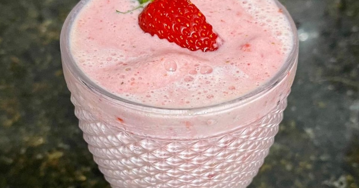 Taça com smoothie de morango e banana
