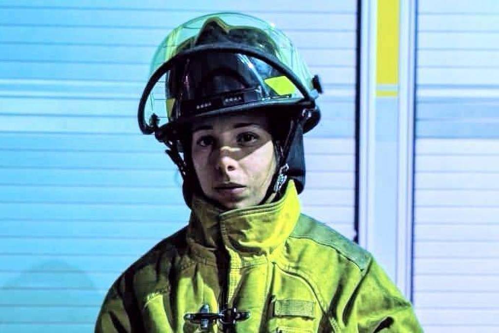 Daniela Villarroel com uniforme e capacete de bombeira voluntária
