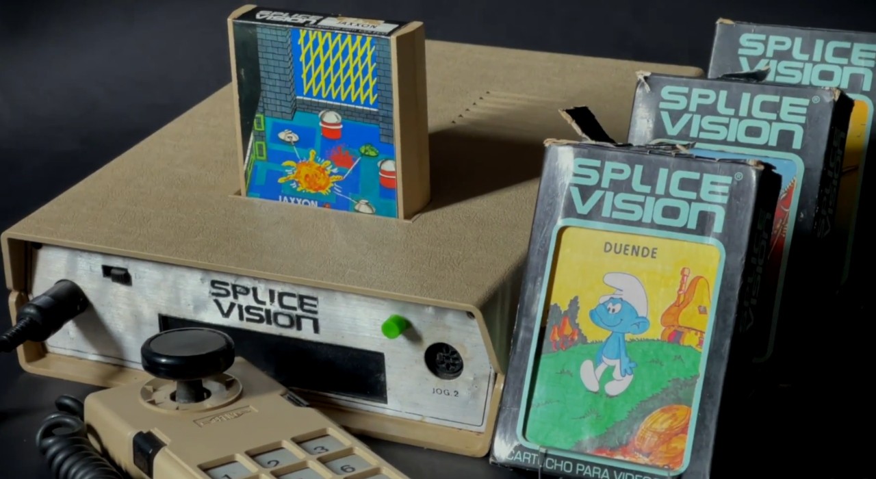 Console SpliceVision com caixa plástica e controles numéricos