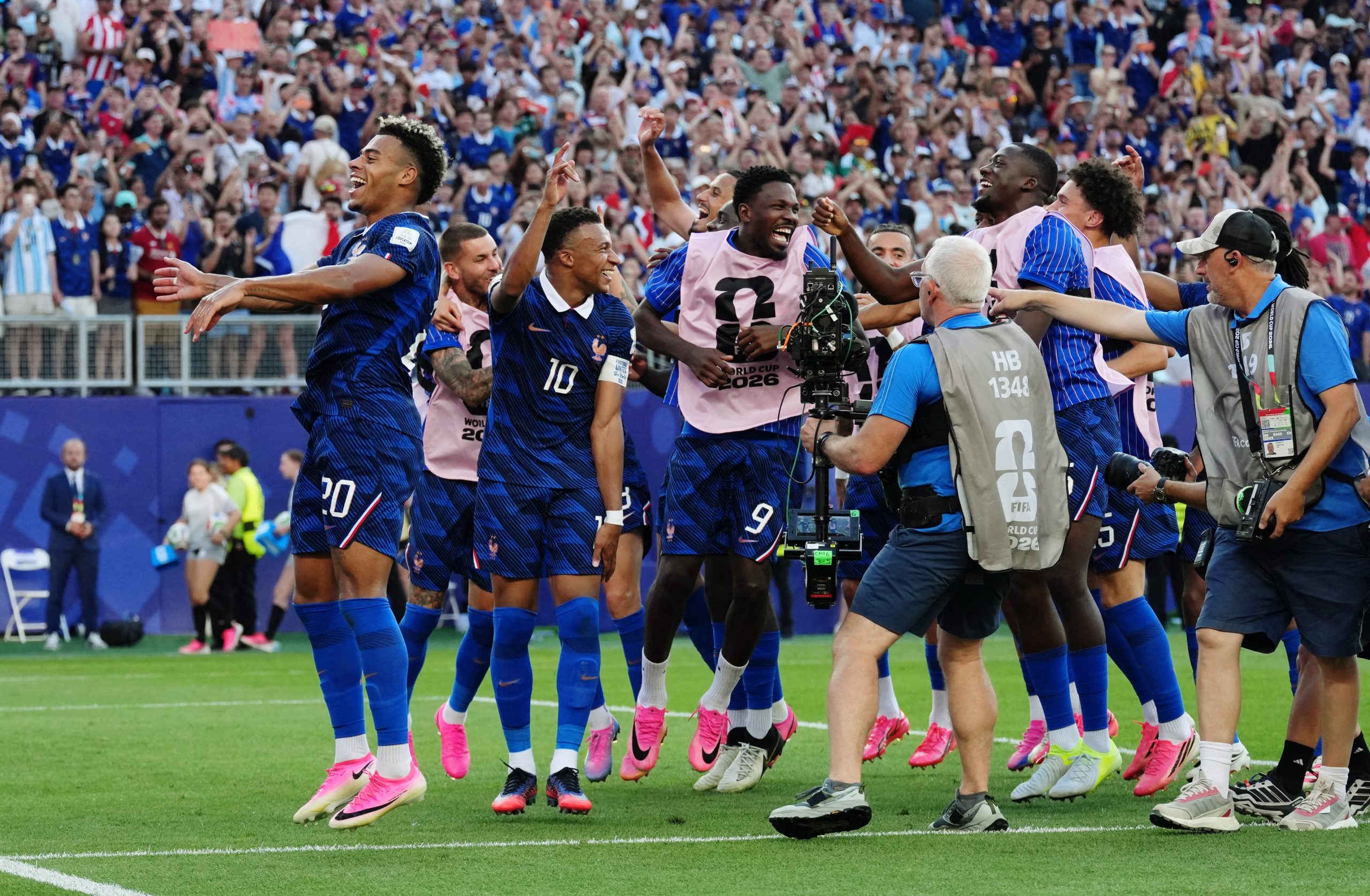 Jogador da França comemora classificação na Copa do Mundo
