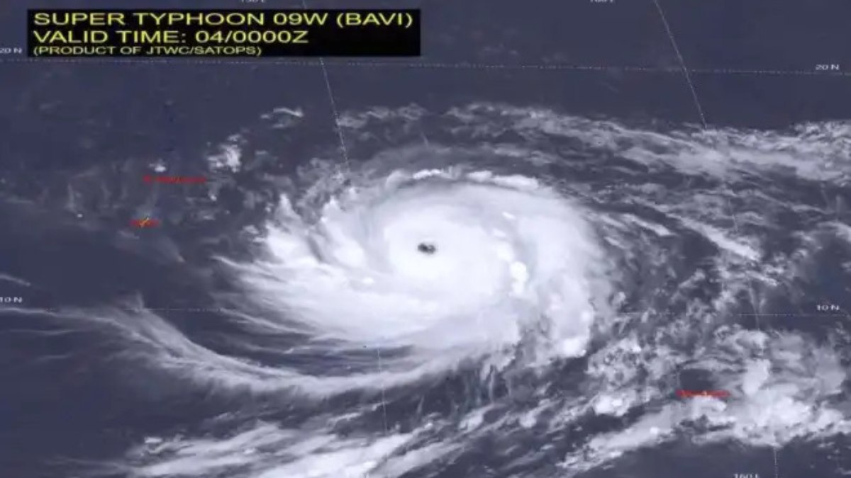 Imagem de satélite do supertufão Bavi no Oceano Pacífico
