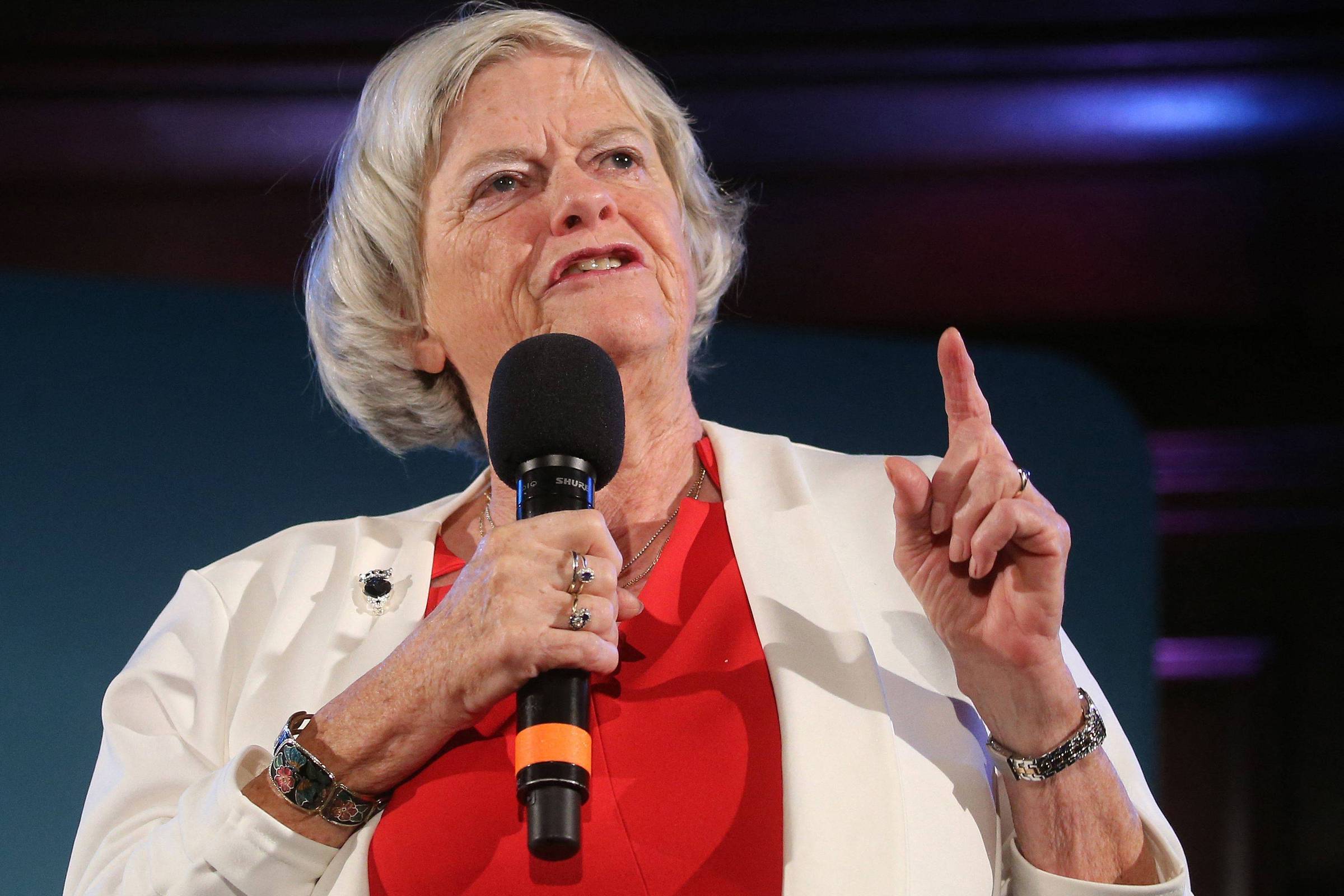 Ann Widdecombe segurando microfone durante evento partidário