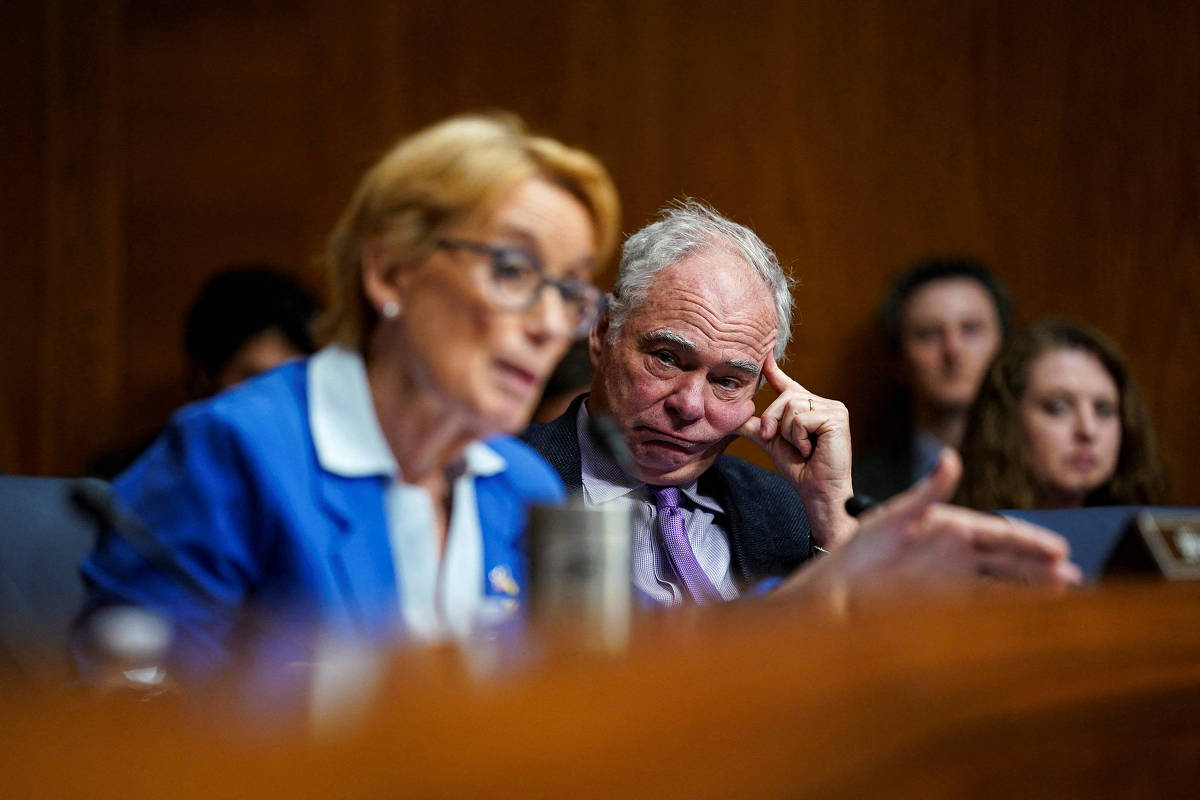 Senador Tim Kaine durante audiência no Senado dos Estados Unidos