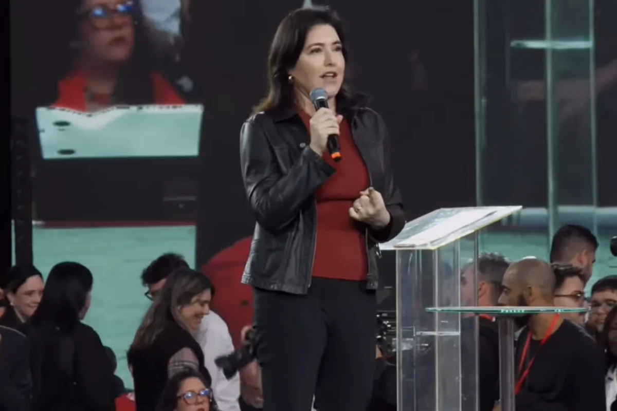 Simone Tebet discursando em convenção partidária