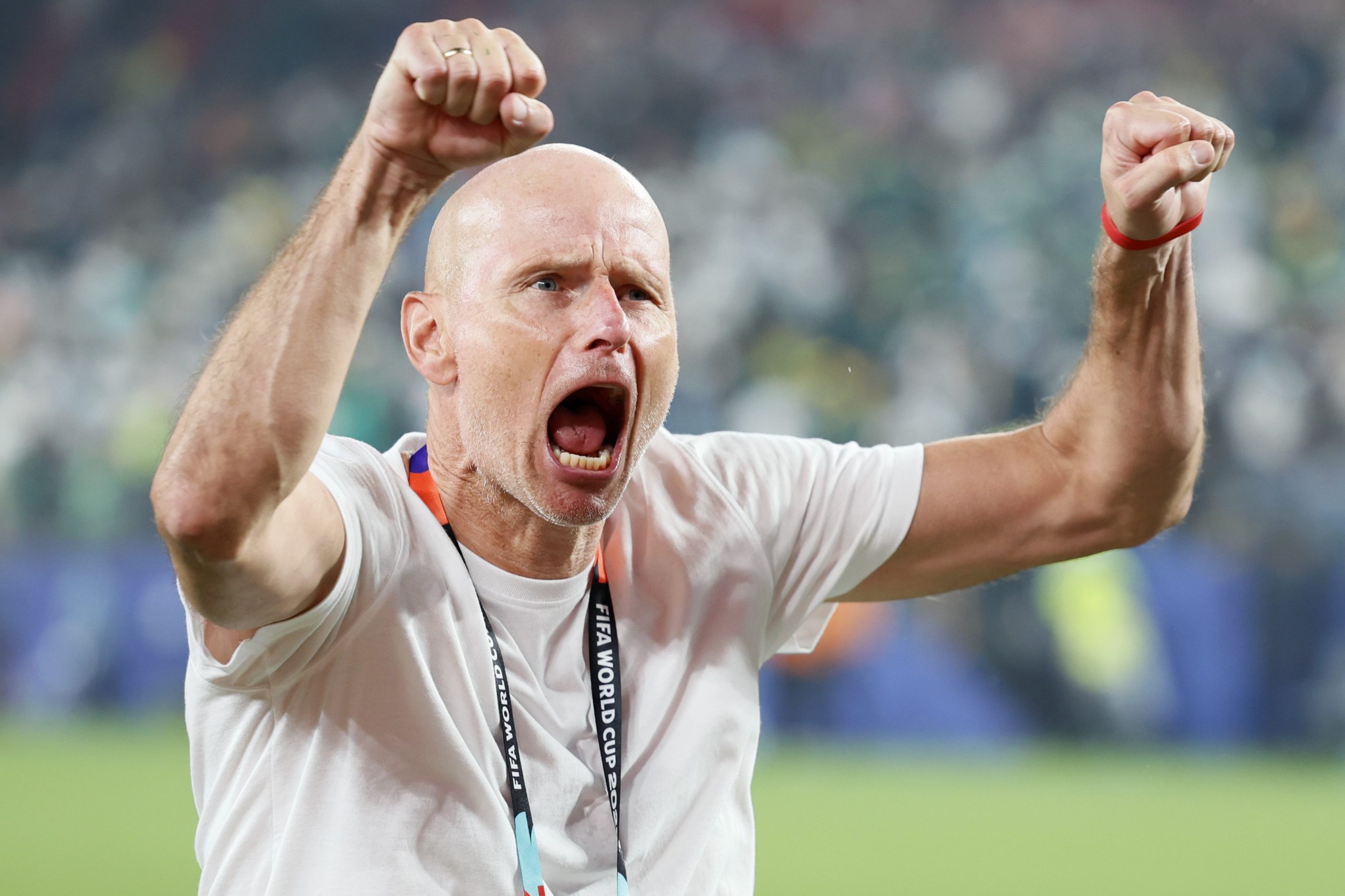 Stale Solbakken, técnico da seleção da Noruega, comemora durante jogo