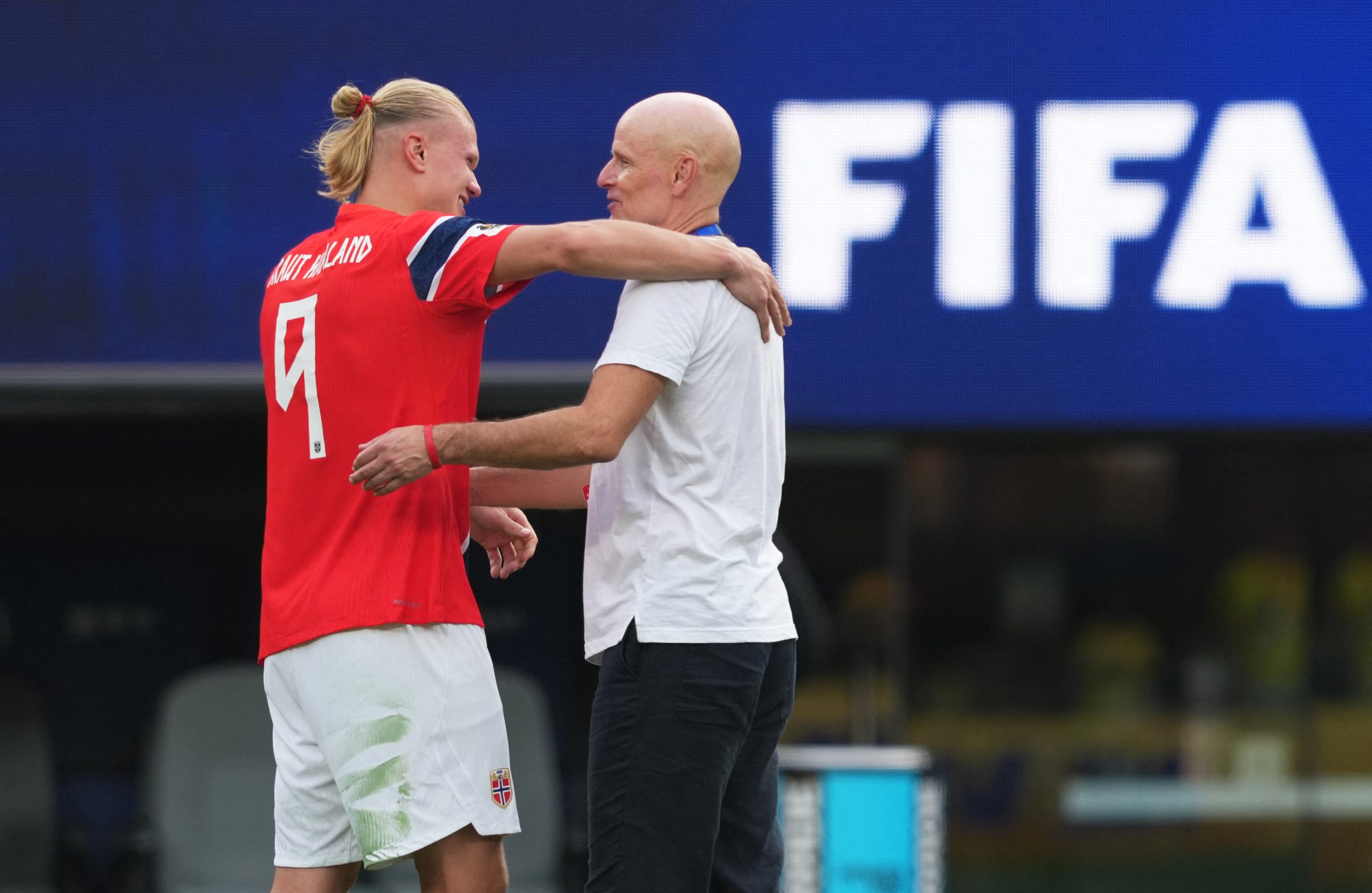 Stale Solbakken e Erling Haaland comemoram pela Noruega