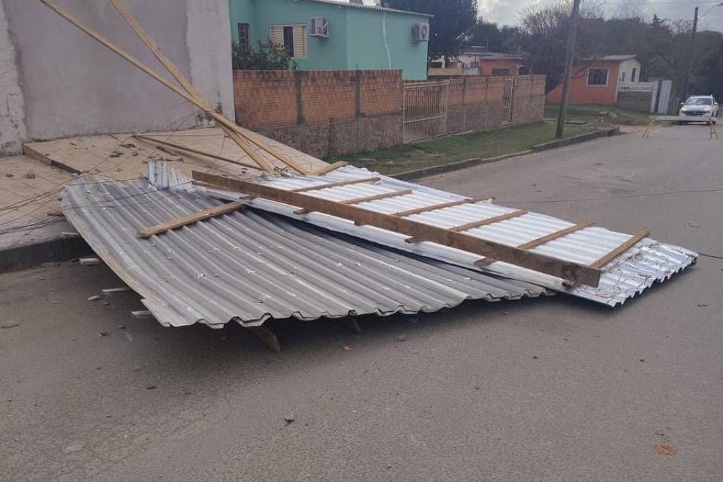 Árvores e postes derrubados por ventos em Bagé, no Rio Grande do Sul