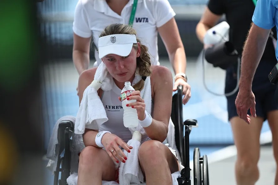 Ekaterina Alexandrova durante partida de tênis