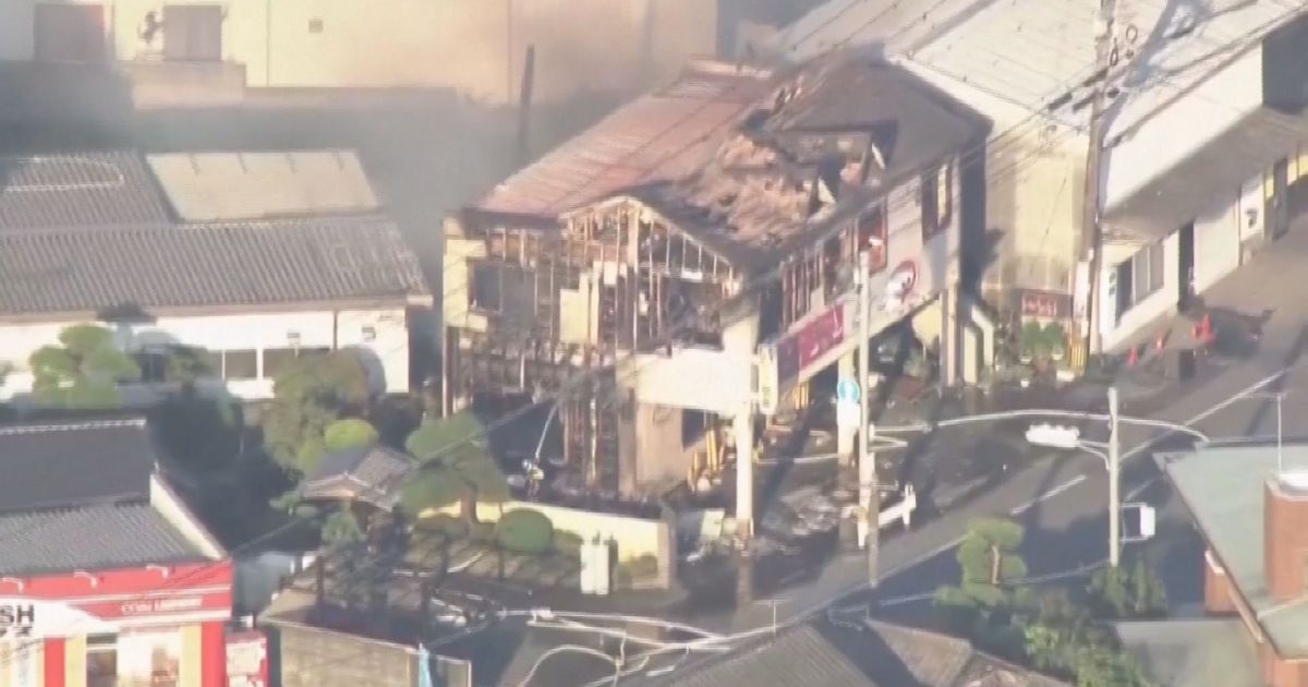Fumaça sobe de prédio após terremoto no Japão