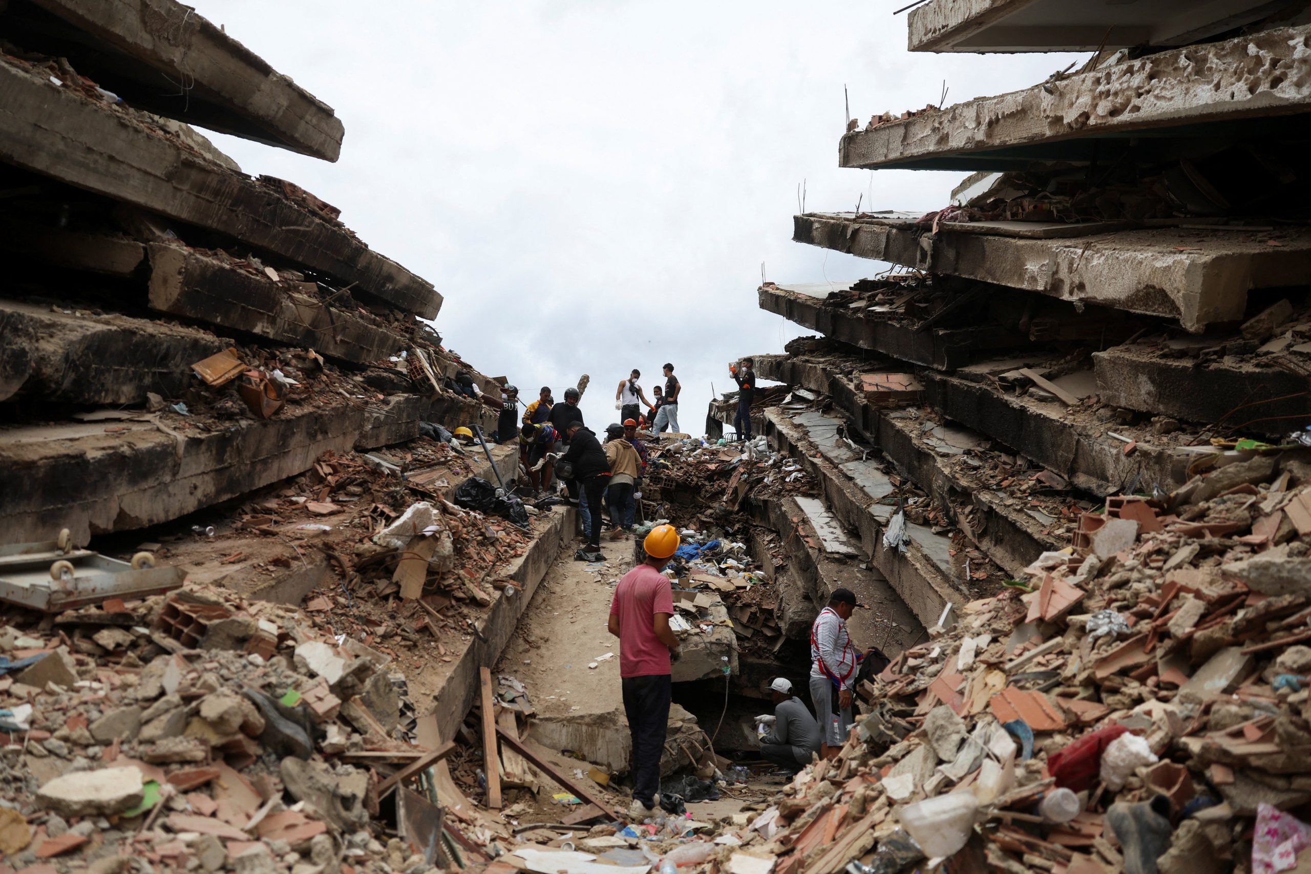 Equipes de resgate trabalham entre escombros em La Guaira, na Venezuela