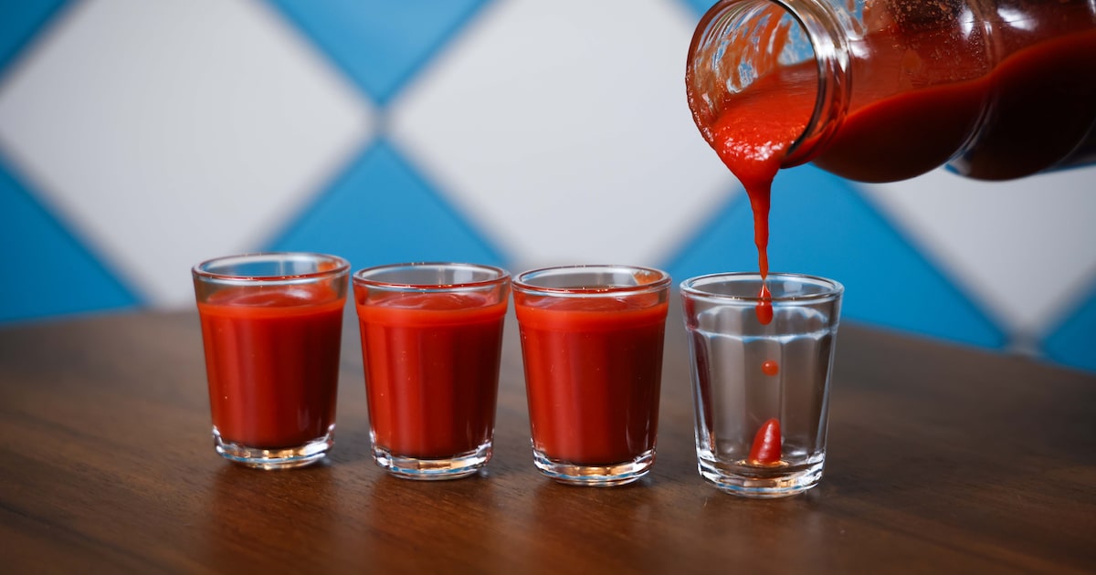 Amostras de passata de tomate em recipientes de vidro