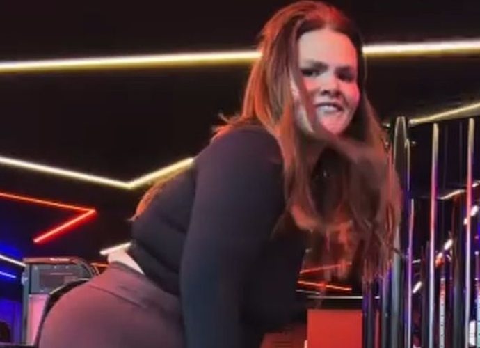 Thais Carla dançando em academia