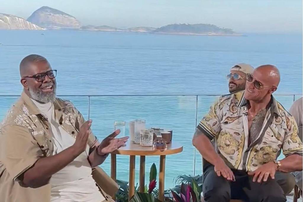 Dwayne Johnson, o The Rock, ao lado de Péricles