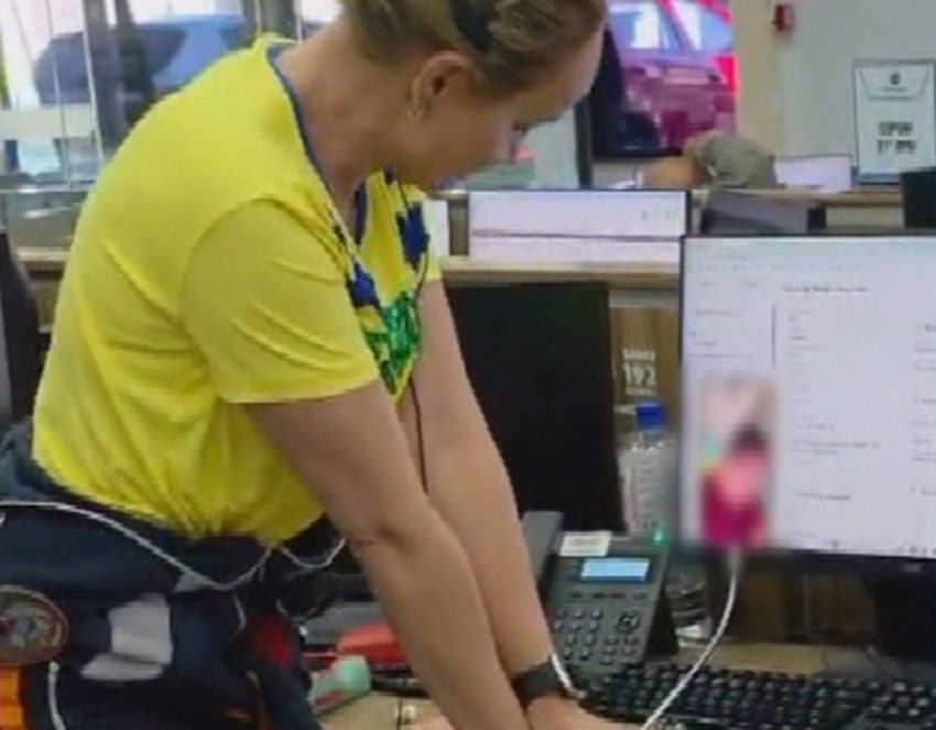 Médica socorrista do Samu durante atendimento por chamada de vídeo