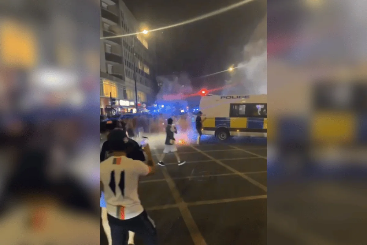 Torcedores e policiais em confronto em Londres