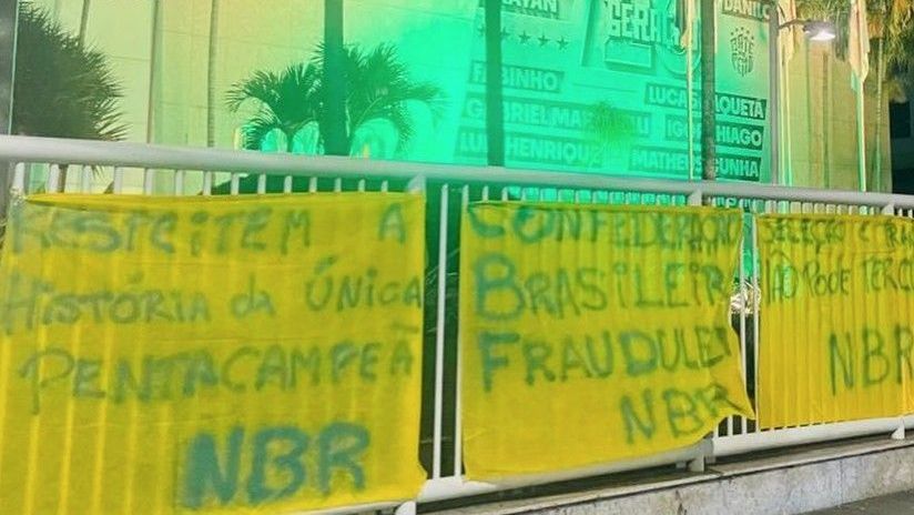 Faixas de protesto nos portões da sede da CBF