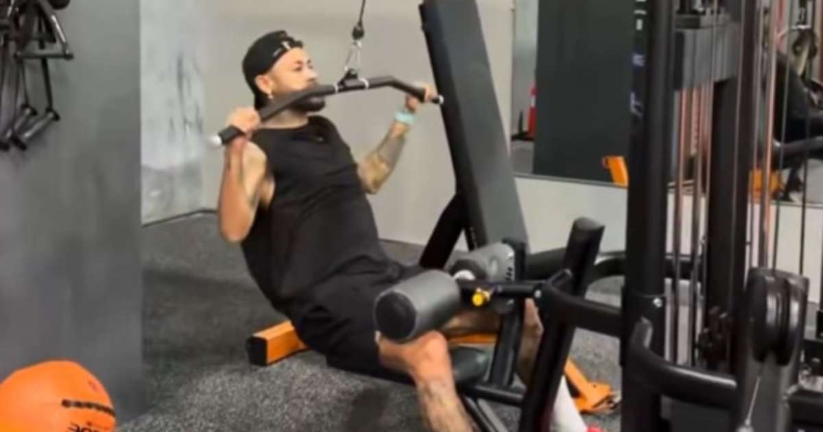 Neymar treina em aparelho de academia