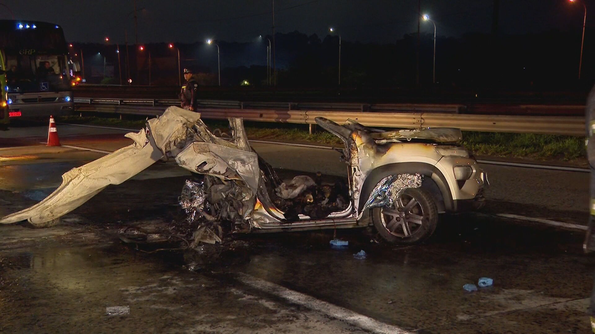 Carro destruído após acidente na Rodovia Castello Branco