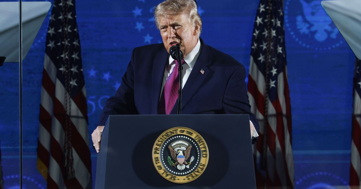 Donald Trump com terno escuro e gravata vermelha