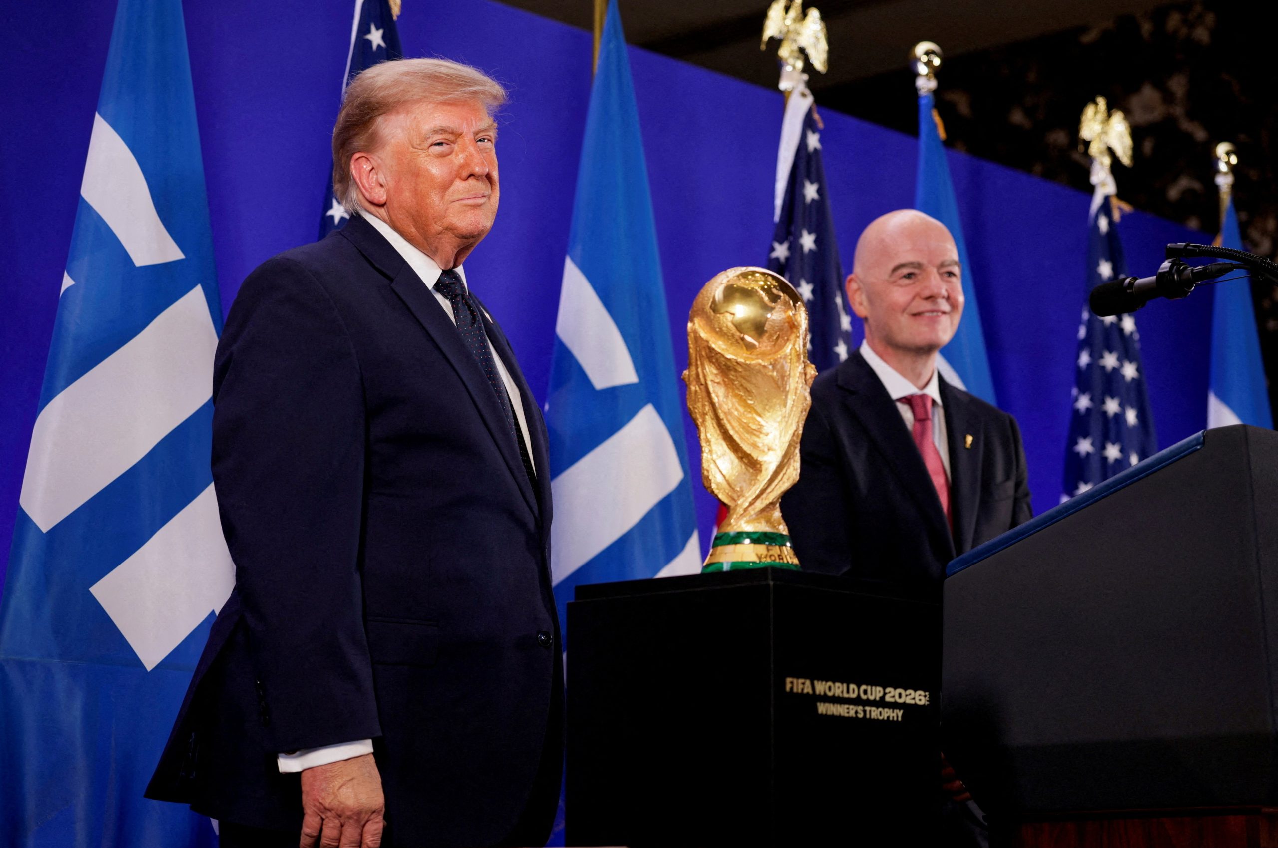 Donald Trump e Gianni Infantino ao lado da taça da Copa do Mundo