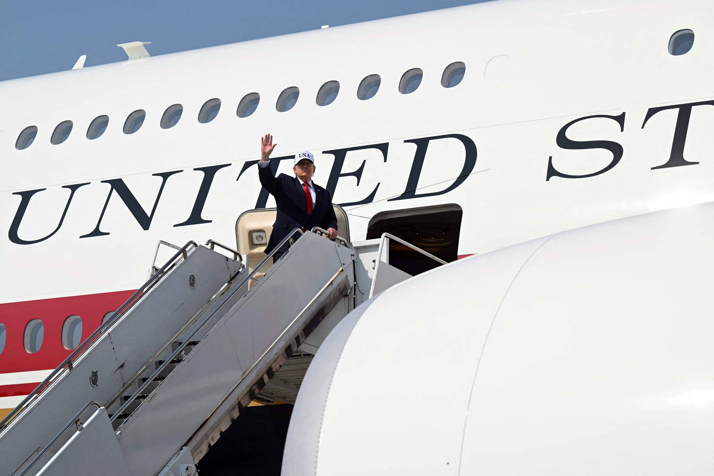 Donald Trump na escada de embarque do novo Air Force One em Bismarck, na Dakota do Norte