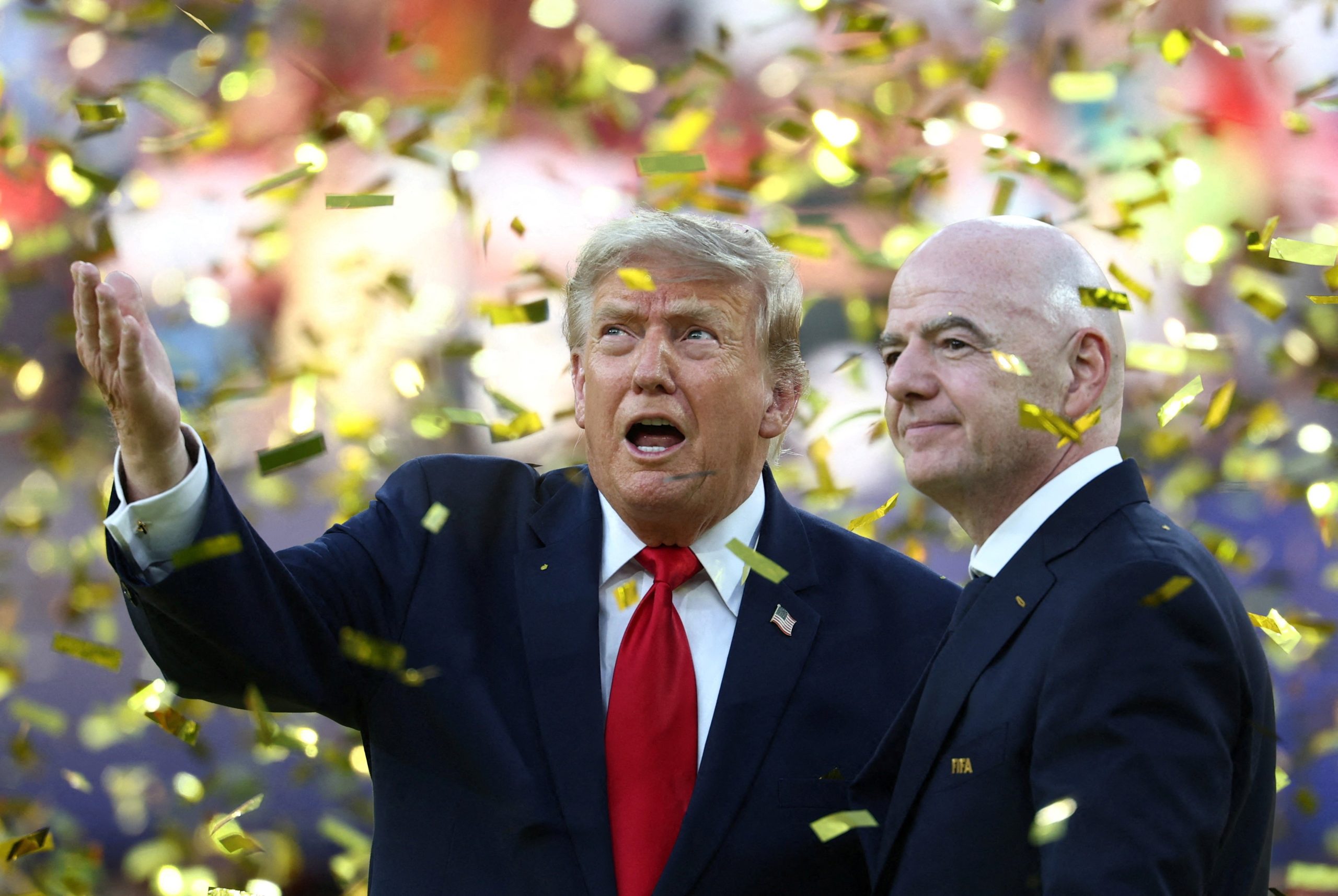 Donald Trump e Gianni Infantino com a taça da Copa do Mundo