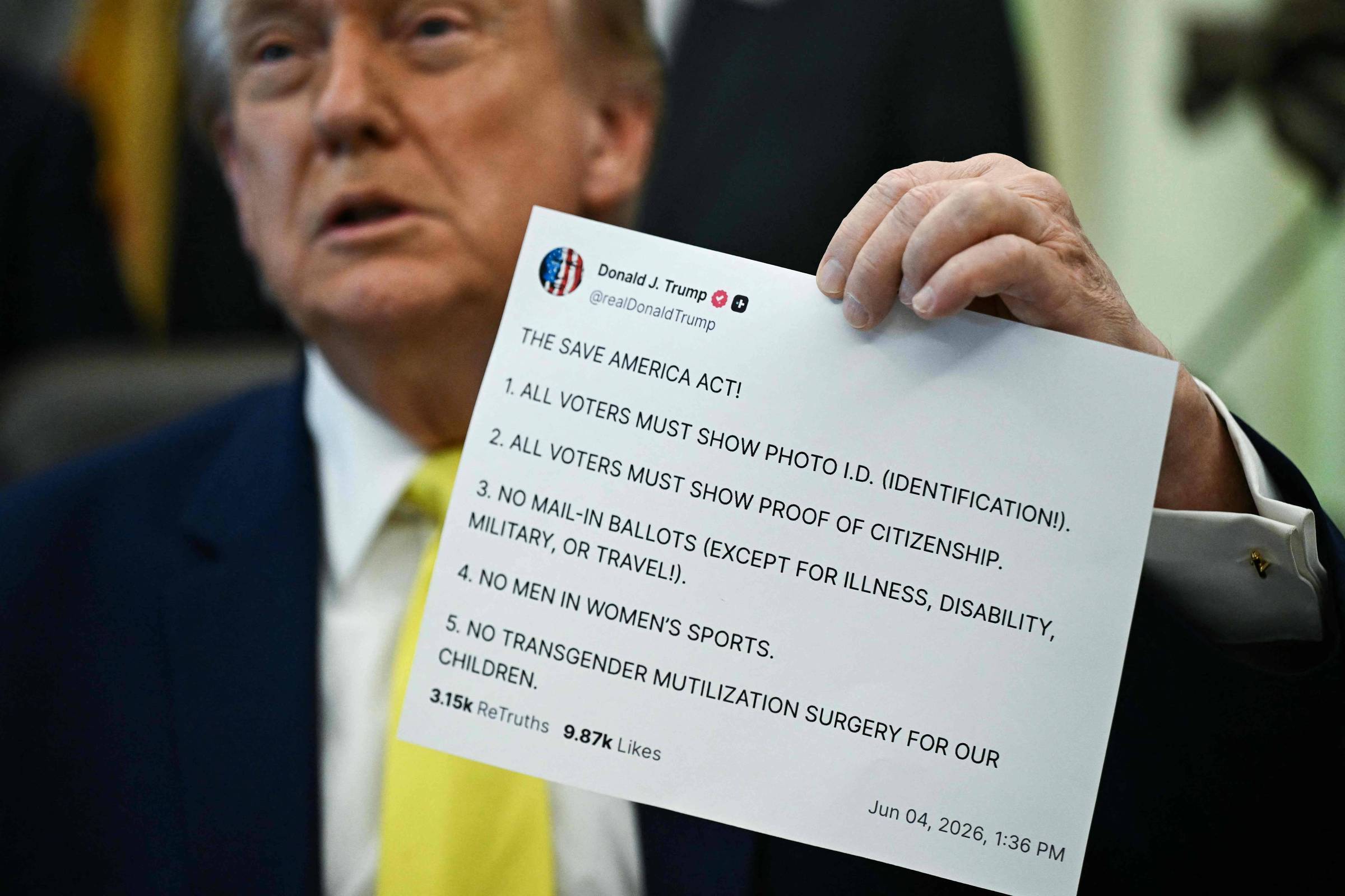 Donald Trump segura cópia impressa de publicação do Truth Social na Casa Branca