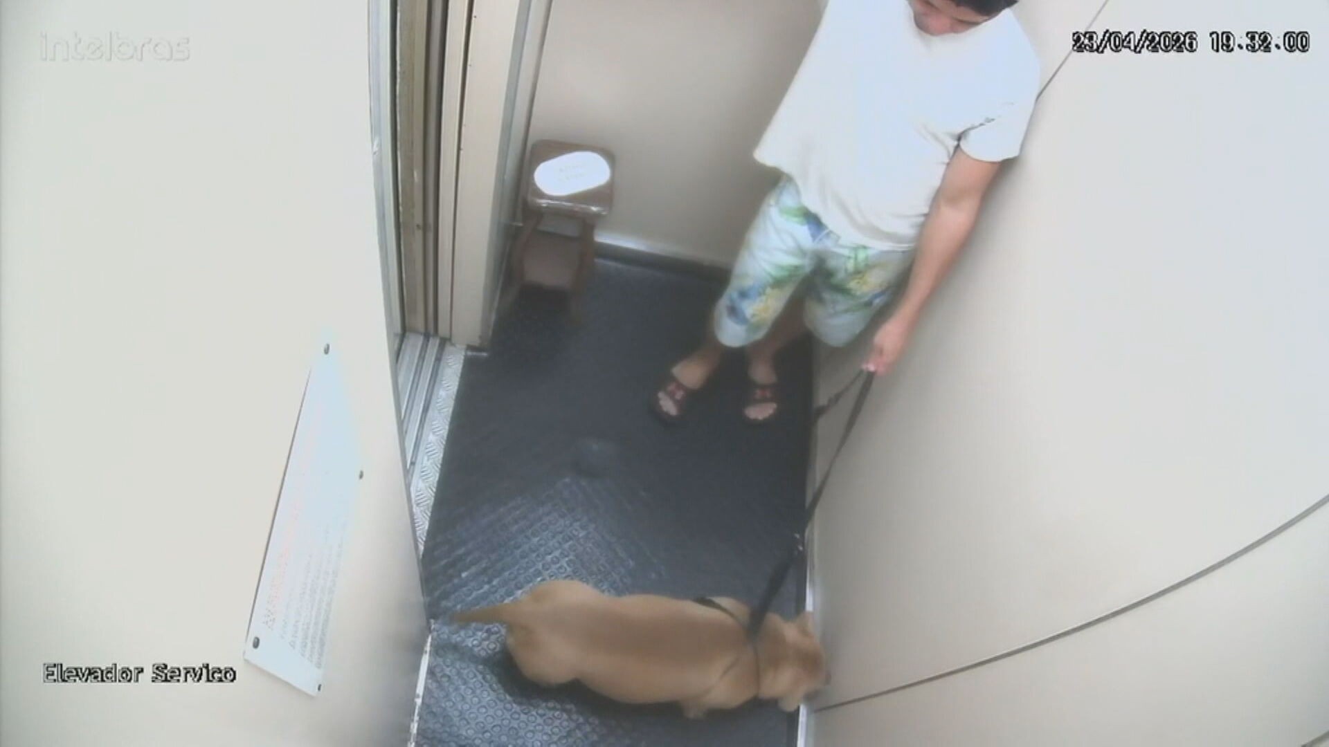 Thiago Mattos Rocha com o cachorro Prince em rua de Copacabana