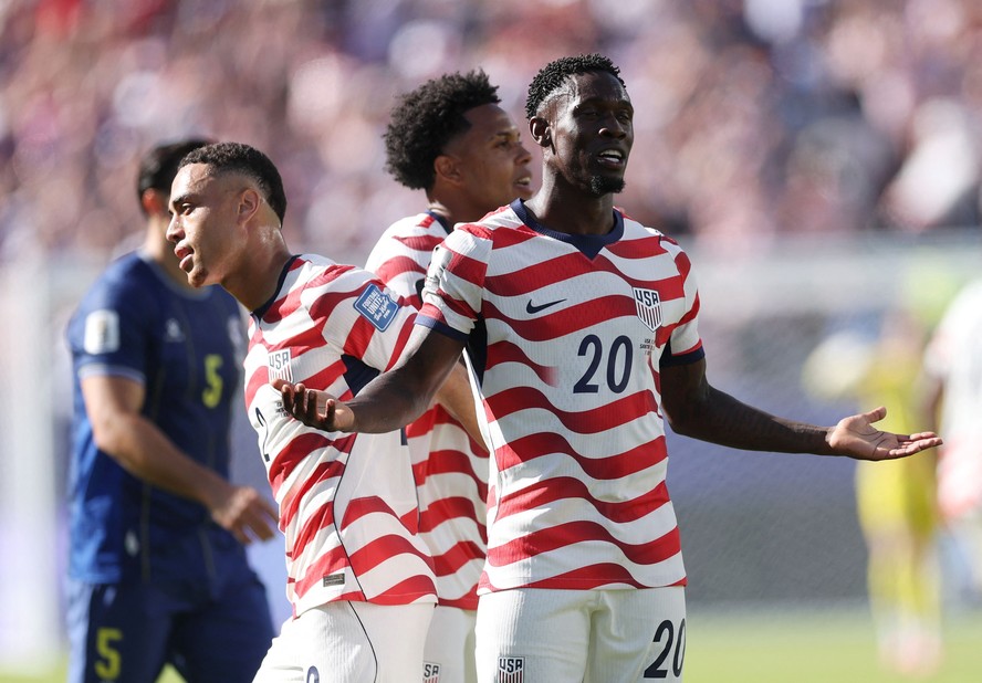 Folarin Balogun comemora gol pelos Estados Unidos contra a Bósnia na Copa do Mundo