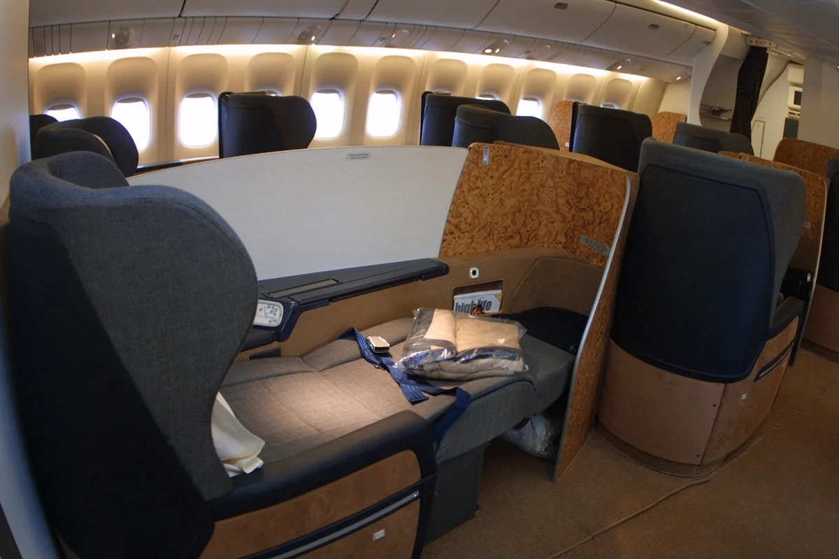 Comissária de bordo no corredor de um avião