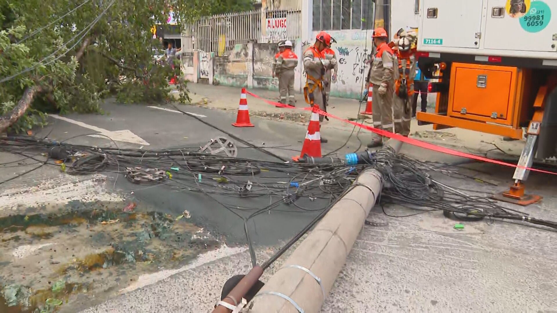 Árvore e poste caídos na Rua Pinto de Figueiredo, na Tijuca