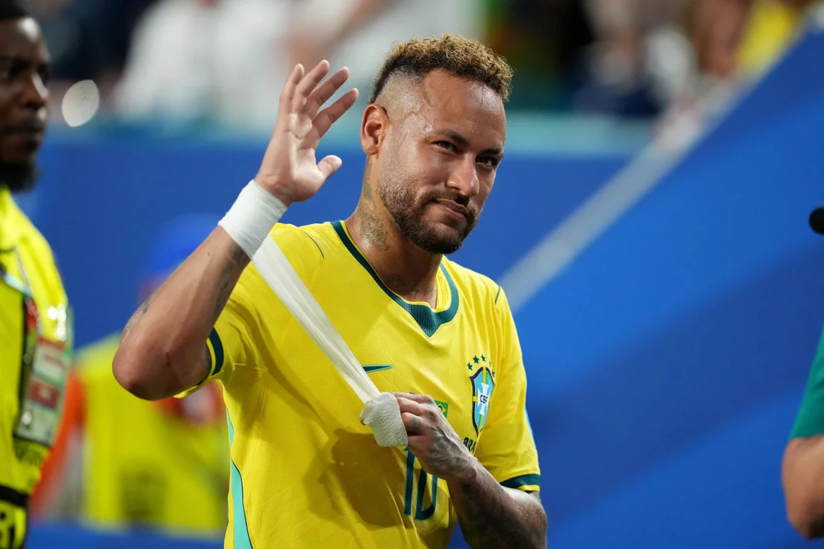Jogador em campo durante partida de futebol